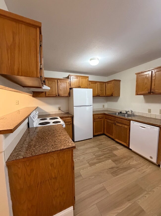 Building Photo - Last 2BR unit at Green Oaks
