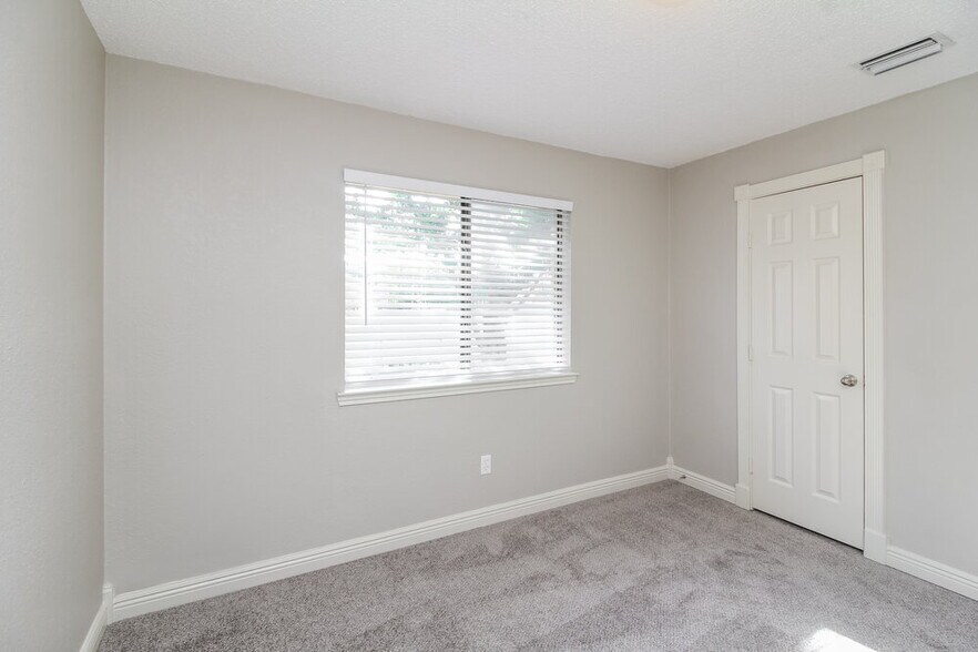 Building Photo - 821 Clement Dr