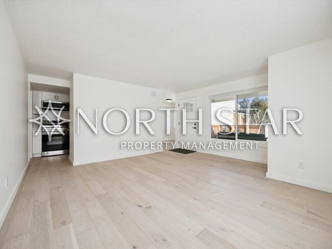 Building Photo - Remodeled Condo in the Heart of Old Town Lake Oswego