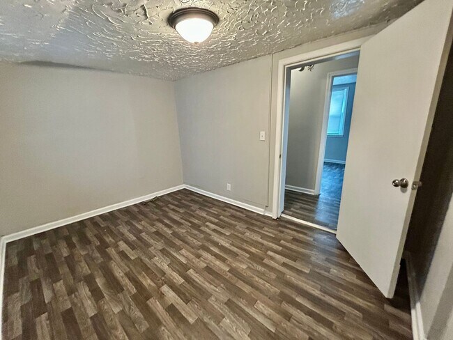 Building Photo - 3 Bedroom Available!!