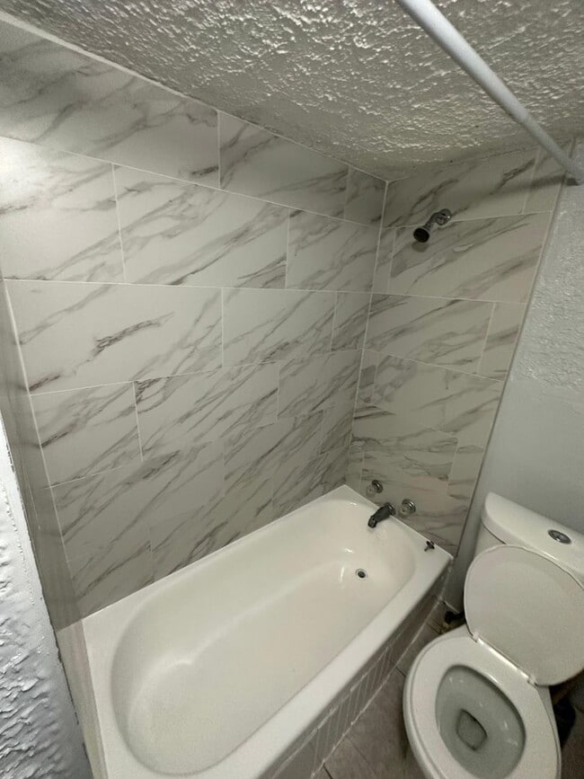 Building Photo - Fully Renovated 2/1 Single Family Home Rea...