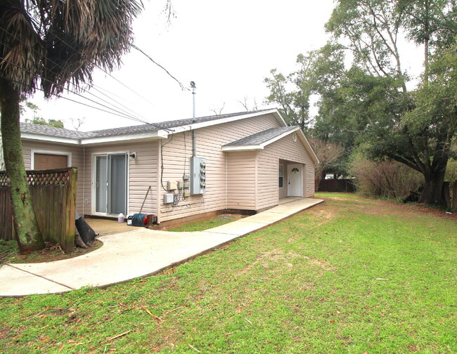 Building Photo - Updated 2BR/2BA in West Pensacola – New Ca...