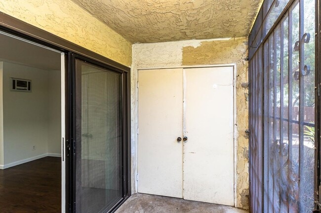 Building Photo - SPRING VALLEY HIDDEN GEM, LIGHT & BRIGHT T...