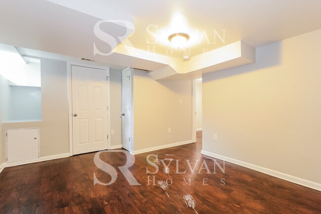 Building Photo - Lovely move-in ready 4-bedroom, 2-bath tow...