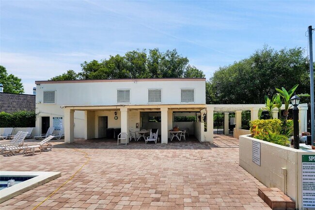 Building Photo - 15217 W Pond Woods Dr