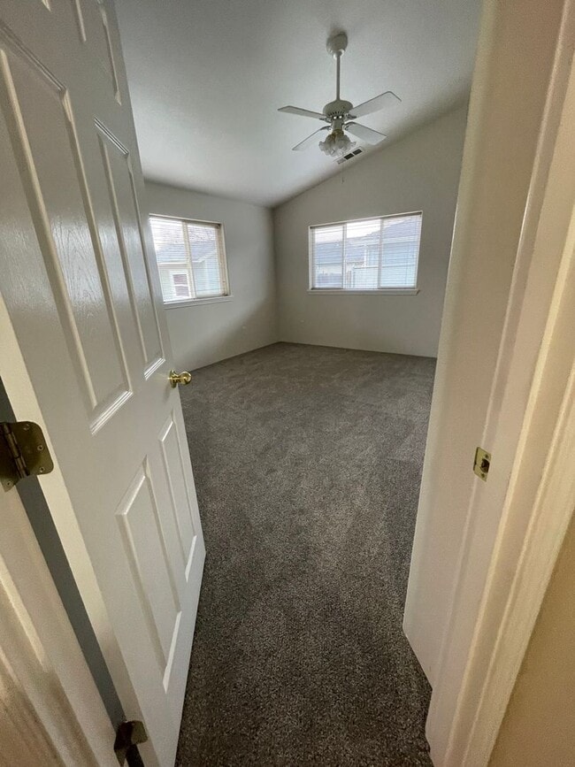 Building Photo - Spacious 3 bedroom, 2 bathroom home- CENTRAL POINT!