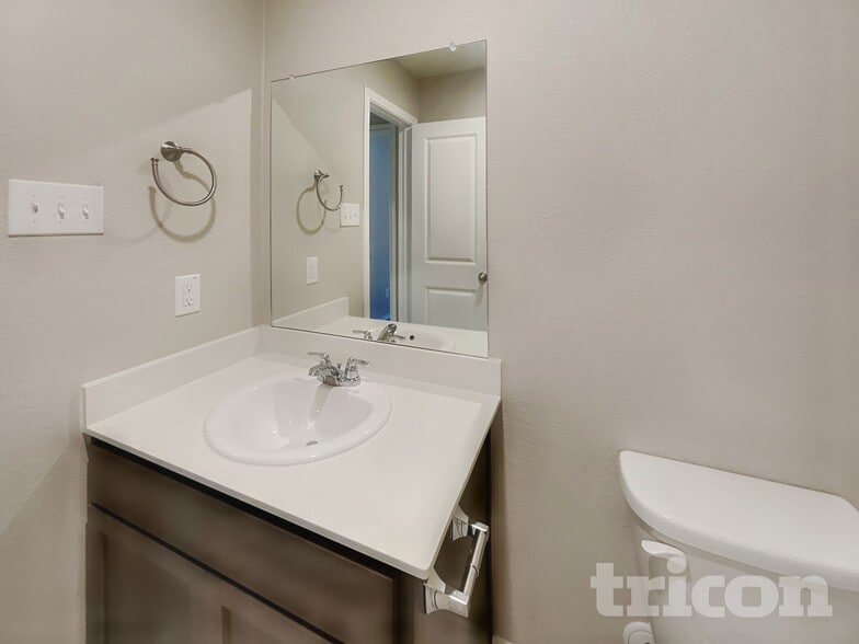 Building Photo - 1709 Princeton Ave