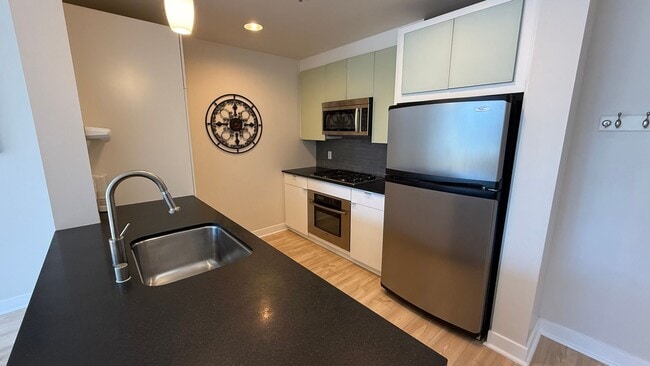 Building Photo - EPIC REA - Watermark-Fabulous Penthouse-Vi...
