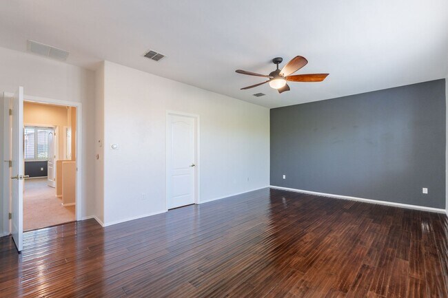 Building Photo - Bright, Spacious Riverside Crossing Retrea...