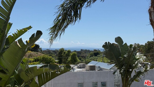 Building Photo - 6465 Kanan Dume Rd