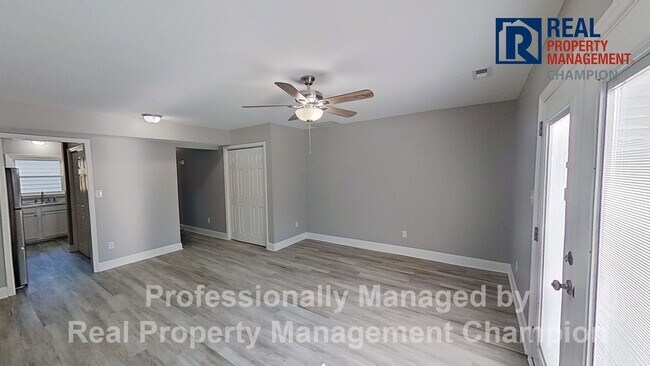 Building Photo - Beautifully 2 BD/1.5 BA End Unit Townhouse w/Garage