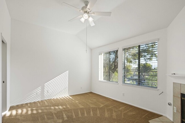 Building Photo - Gorgeous 2 Story Townhome in Valencia!