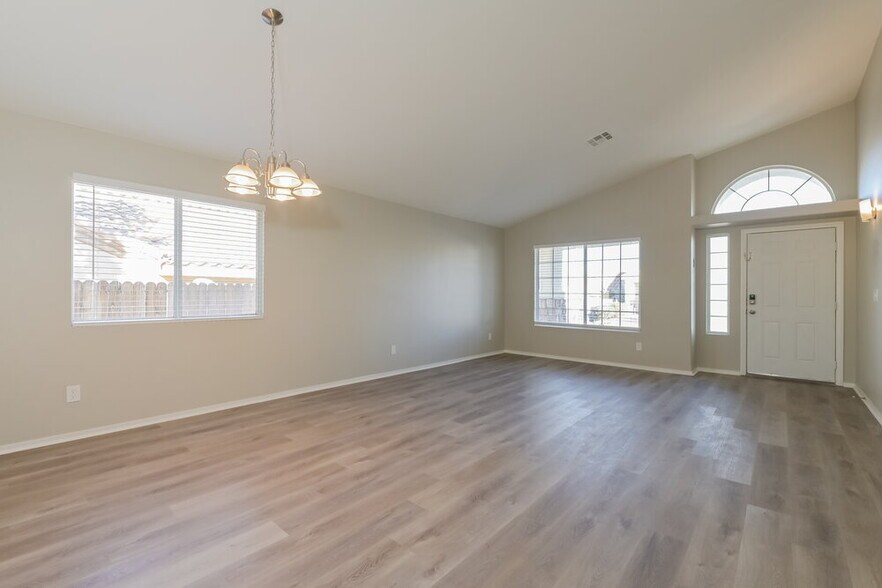 Building Photo - 682 Covina Dr