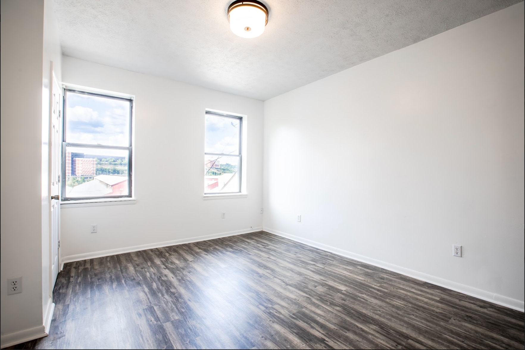 Building Photo - 415 E Carson St