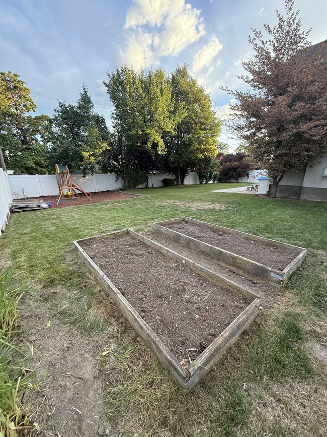 Building Photo - 212 E 900 N St