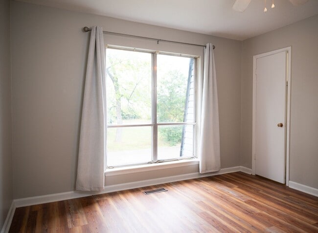 Building Photo - Centrally located between downtown and Eas...