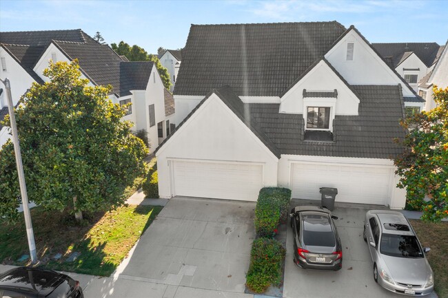 Primary Photo - Renovated 2bed x 2.5bath Townhouse with Pr...
