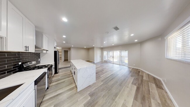 Building Photo - 4BD/2 BA Close Walk to Campus (Lease out, ...