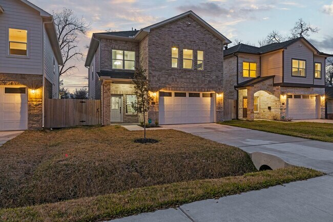 Building Photo - 2209 Silverbonnet St