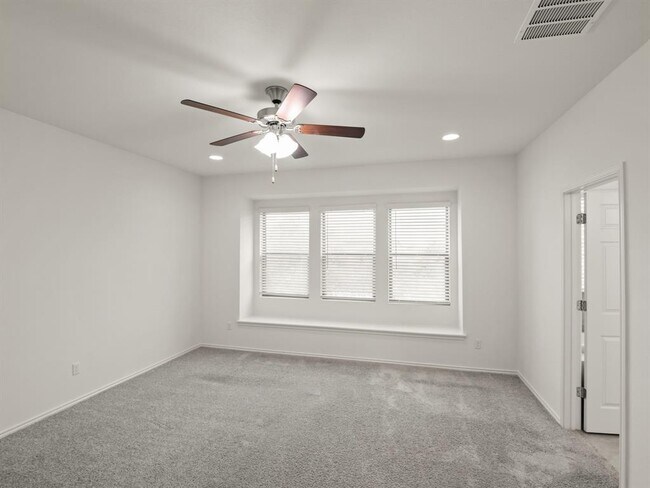 Building Photo - 605 Golden Glory Rd