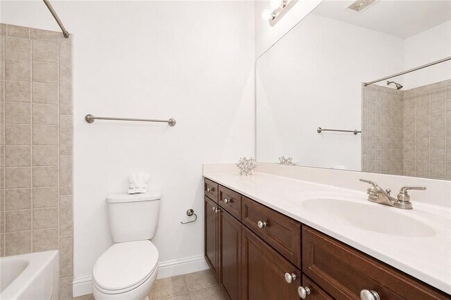Building Photo - 5490 Glenridge Park NE