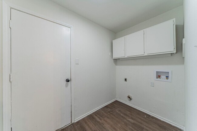 Building Photo - Sable Ln Duplex