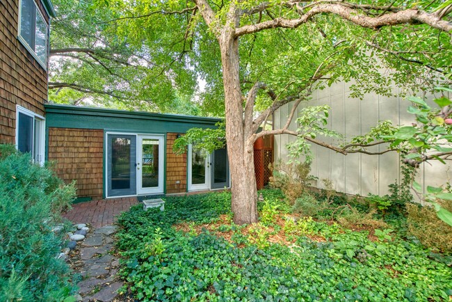 Building Photo - Charming 4 BD/1.5 BA Gunbarrel Home with G...