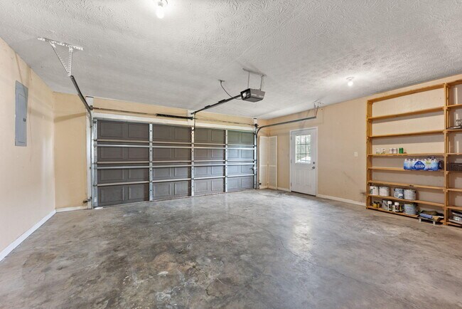 Building Photo - 180 Lilly Ln