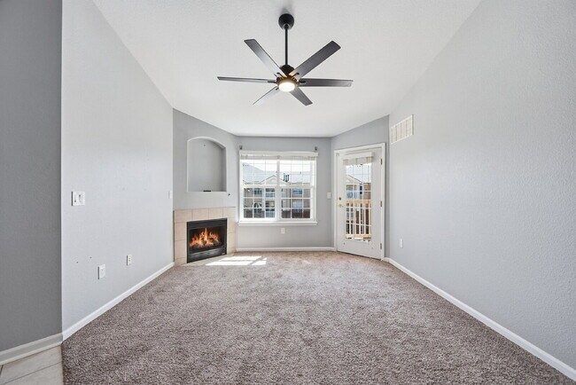 Building Photo - $1,695.95 with $300.00 off the first month's rent, $2 Beds - 2 Bath, Condo in Aurora with in Unit...
