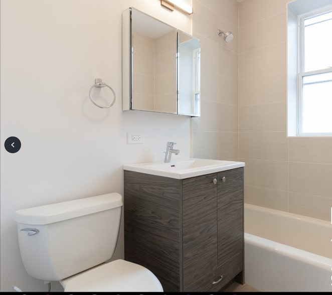 Building Photo - 1712 W Glenlake Ave