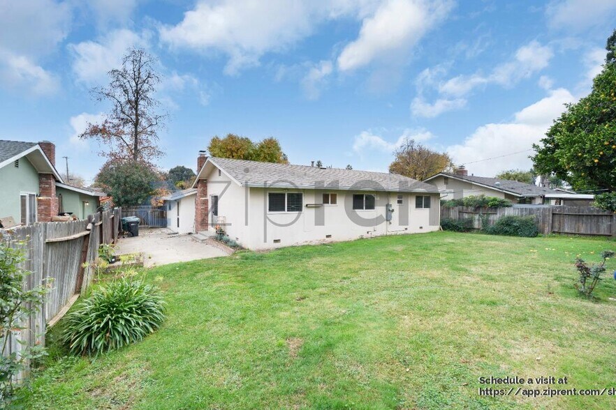 Building Photo - 9033 Fashion Dr