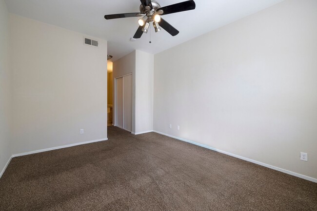 Building Photo - Gated 2 Bedroom 2 Bath Condo on the Second Floor