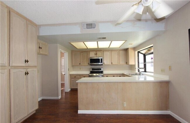 Building Photo - Gorgeous & Open Floor Plan House 4.Bed+3.B...