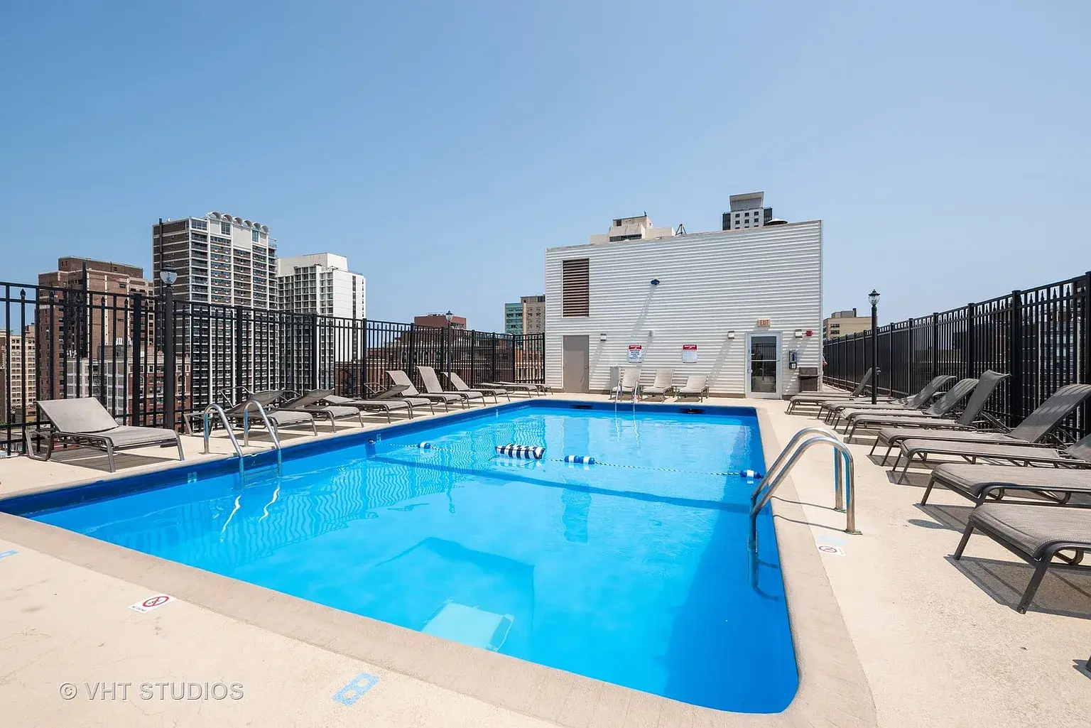 Building Photo - 450 W Briar Pl