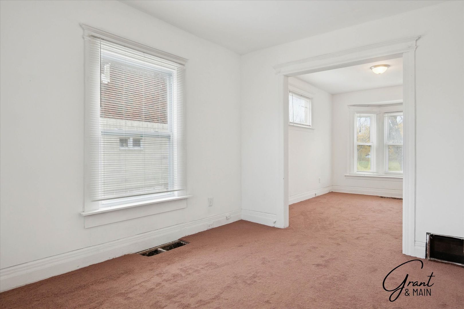 Building Photo - $1200 3 bedrooms