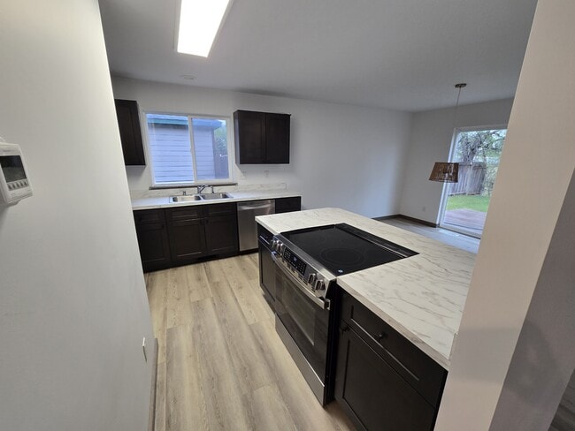 Building Photo - 745 Linda Ln