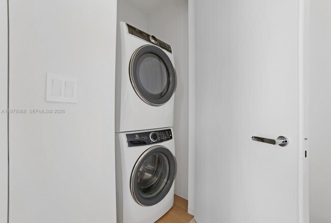 Building Photo - 1051 W 48th St