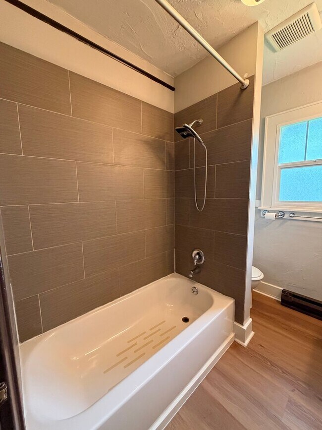 Building Photo - Renovated 2-Bedroom Bungalow close to downtown