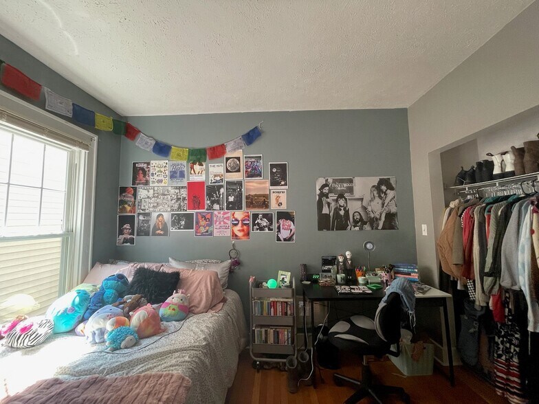 Building Photo - 702 Lancaster Ave