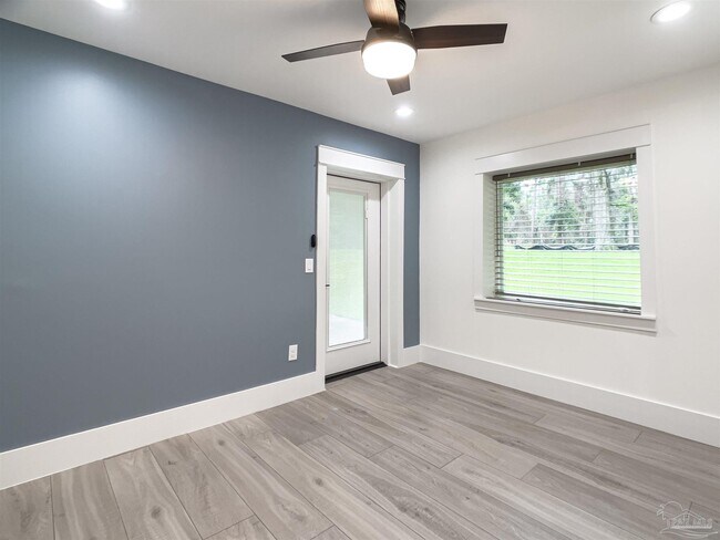Building Photo - 10047 Noriega Dr