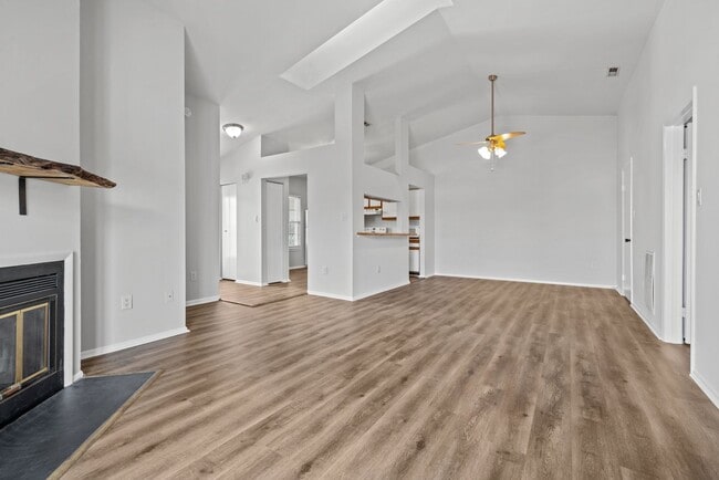 Building Photo - Beautiful condo in Great Neck Landing