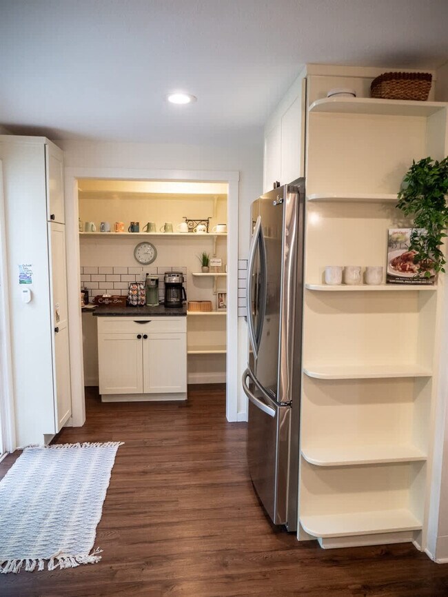 Building Photo - 3413 W Sunset Ave