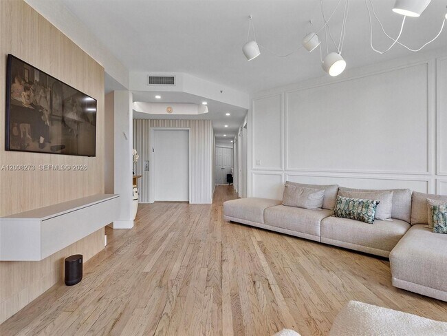 Building Photo - 9751 E Bay Harbor Dr