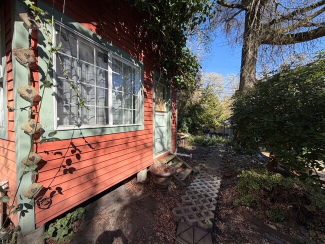 Building Photo - Spacious 1-Bedroom Home with Expansive Living Space