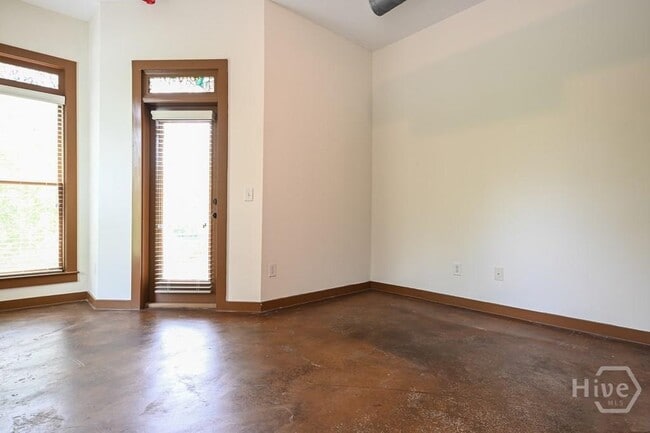 Building Photo - 250 Martha Dr