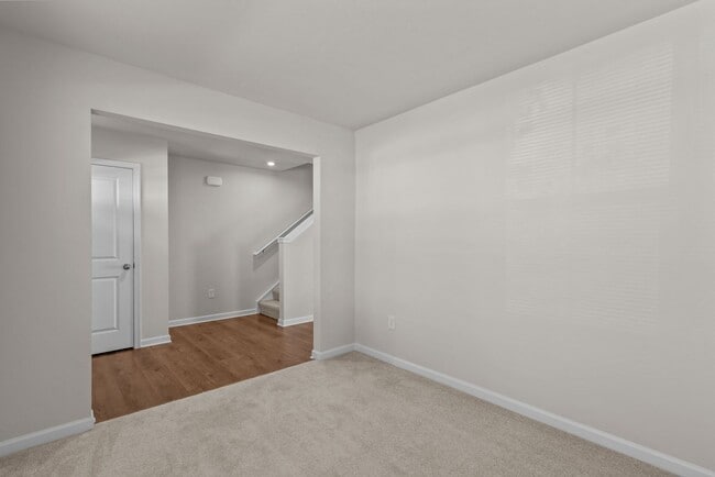Building Photo - Spacious Home for Rent in Portsmouth!