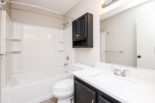 Building Photo - 2999 Fallbrook Dr