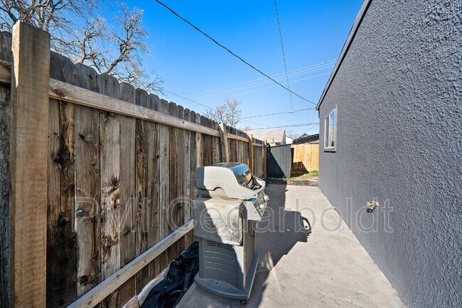 Building Photo - 2339 S Acoma St
