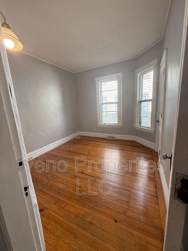 Building Photo - 1075 Park Ave