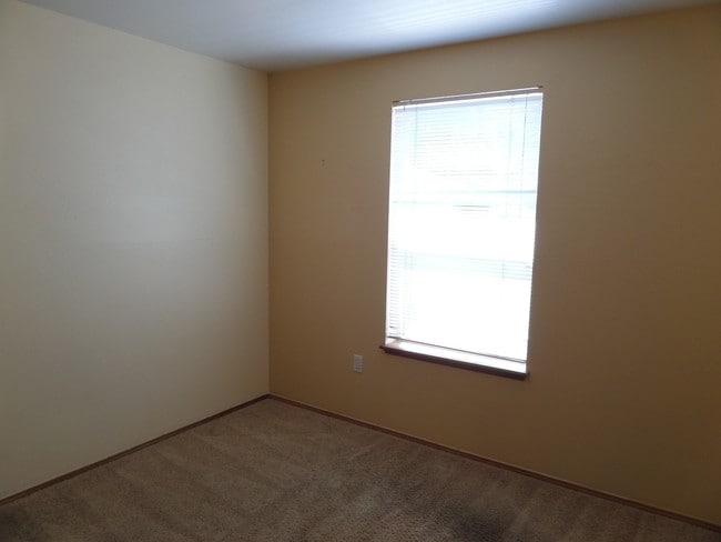 Building Photo - Fabulous 4 Bedroom Home with Gorgeous Fenc...